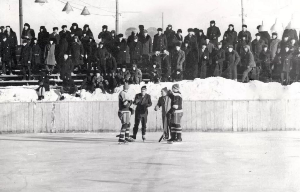 Апрель 1960 года. История развития хоккея в Алтайском крае. ДЖЕТИО 1960 года. Картинки хоккей и осень. События майт 1960 года.